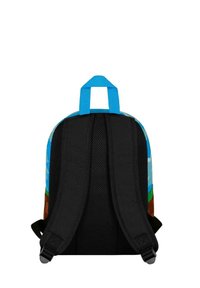 Sac à dos avec un dessus bleu, des bretelles en mailles noires, un dos rembourré et un design coloré de montagne. Il dispose d'une poignée supérieure pour un transport facile.