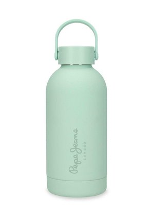 Botella de agua aislada de color verde claro con tapa con asa y marca "Pepe Jeans London" en el frente.