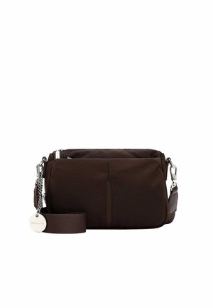 Dunkelbraune rechteckige Umhängetasche mit Vordertasche, silbernem Reißverschluss, abnehmbarem Trageriemen und rundem silbernem Anhänger an einer Kette.