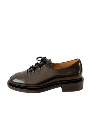 Scarpa nera in vernice con punta arrotondata, design allacciato e tacco basso a blocco. Presenta dei ritagli decorativi vicino ai lacci.