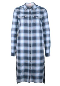 Robe chemise à manches longues à carreaux bleus et gris avec poches poitrine et col pointu, présentant un passepoil blanc le long des coutures.