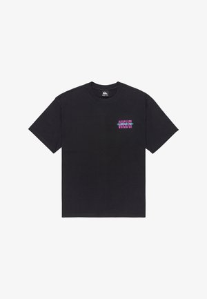 Zwarte katoenen t-shirt met ronde hals en korte mouwen. Afdruk aan de voorkant, links op de borst in roze en teal met het woord "Quiksilver."