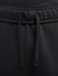 Svart sweats med dragsko, slät tygtextur och elastisk midja, med synliga sömdetaljer.