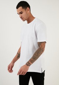 Buratti REGULAR FIT - Tricou basic - white