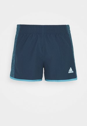 Navyblauwe sportshorts met een elastische tailleband, lichtblauwe zijpanelen en bies, en een wit Adidas-logo aan de voorzijde rechtsonder.