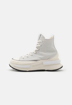 Sneakers alte bianche da donna con dettagli traforati Lora Ferres