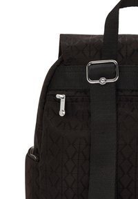 Sac à dos en tissu noir avec un motif en diamant, un rabat supérieur, des bretelles ajustables et une tirette en métal argenté sur une poche avant.