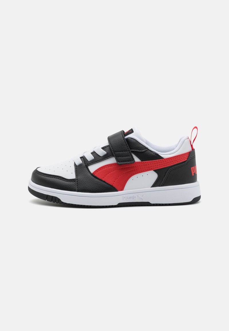 Baskets noires, blanches et rouges avec une finition en cuir lisse, à lacets et avec une bande Velcro, présentant un logo latéral bien visible et des accents texturés.