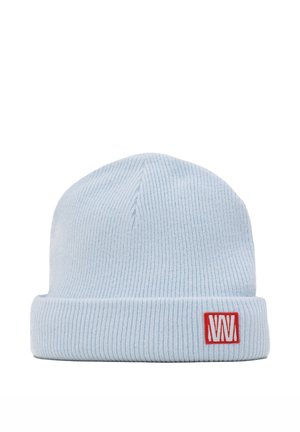 Gorro de punto acanalado azul claro con puño doblado y pequeña etiqueta con logo rectangular rojo en el frontal.
