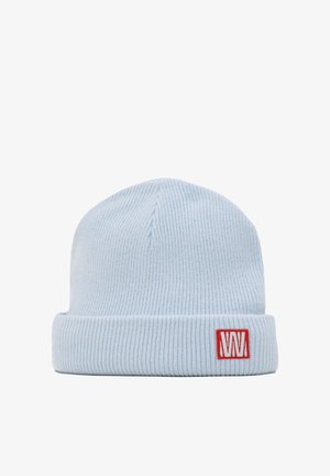 Gorro de punto acanalado azul claro con puño doblado y pequeña etiqueta con logo rectangular rojo en el frontal.
