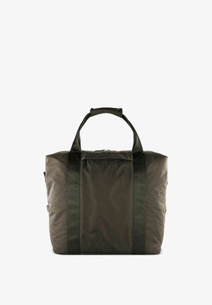 Donkergroene duffeltas van glad nylon. Voorzien van stevige zwarte handvatten en een ritsluiting met een voorkantzak. Rechthoekige vorm.