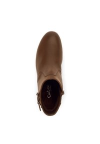 Botte en cuir marron jusqu'à la cheville avec un bout arrondi et une fermeture éclair sur le côté, présentant un détail de couture subtil et un design contrasté cousu.