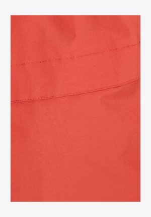 Heldere koraalkleurige stof met een gladde textuur, voorzien van een horizontale gestikte naad. De kleur is consistent zonder patronen of accenten.