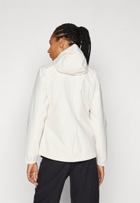 Giacca leggera bianca con cappuccio, polsini elasticizzati e una texture liscia, con un sottile marchio sul retro.