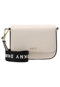 Beigen värinen keinonahkainen olkalaukku kultaisilla metalliosilla, jossa on musta brändätty olkahihna ja sileä, teksturoitu pinta.