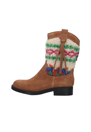 Brauner Wildleder-Knöchelstiefel mit mehrfarbigem gestricktem Stoffbund und dekorativen Quasten, mit niedrigem schwarzem Absatz und abgerundetem Zehenbereich.