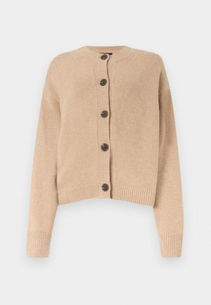 Beżowy sweter z dzianiny z okrągłym dekoltem, długimi rękawami, ściągaczami przy rękawach i u dołu, oraz pięcioma ciemnymi guzikami na froncie.