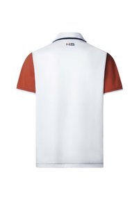 Witte polo met rode korte mouwen, voorzien van een marineblauwe kraag en een klein oranje logo op de achterkant van de hals. Glad materiaal.