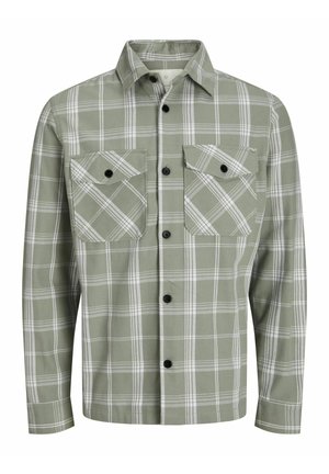 Cămașă verde cu carouri, confecționată dintr-un material moale, cu un guler tip button-down, două buzunare pe piept și nasturi negri. Accentuata cu linii albe.