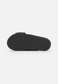 Puma FLUFF X STRAP - Copati - black/white