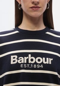 Marineblauwe en witte gestreepte sweatshirt met geborduurde tekst "Barbour EST. 1894", ronde hals en een gladde katoenen textuur.