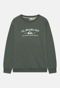Felpa girocollo verde scuro con logo Quiksilver bianco e testo "Dal 1969 La Originale Boardriding Co." sul davanti.
