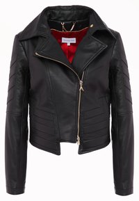 Musta nahkatakki, jossa on lyhyt muotoilu, vinovetoketju ja tikatut paneelit hihoissa. Vuorattu punaisella kankaalla.