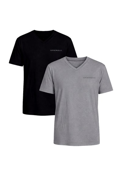 Δύο T-shirts V-neck της Emporio Armani, ένα μαύρο και ένα γκρι, το καθένα με μικρό λογότυπο στο αριστερό στήθος.