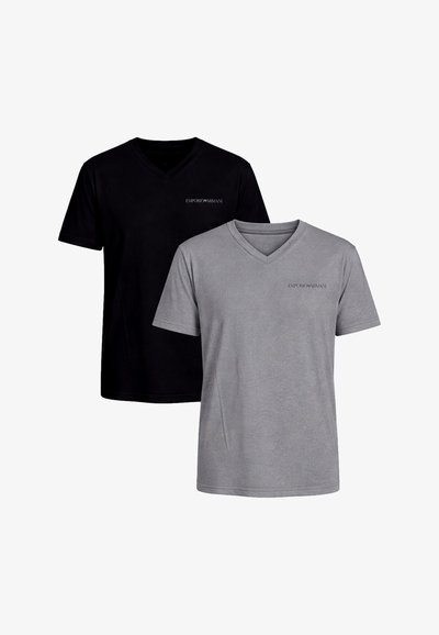Δύο T-shirts V-neck της Emporio Armani, ένα μαύρο και ένα γκρι, το καθένα με μικρό λογότυπο στο αριστερό στήθος.