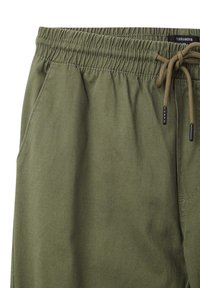 Pantaloni corti verde oliva in cotone con vita elastica, cordino, tasche laterali e dettagli di cucitura sottili.