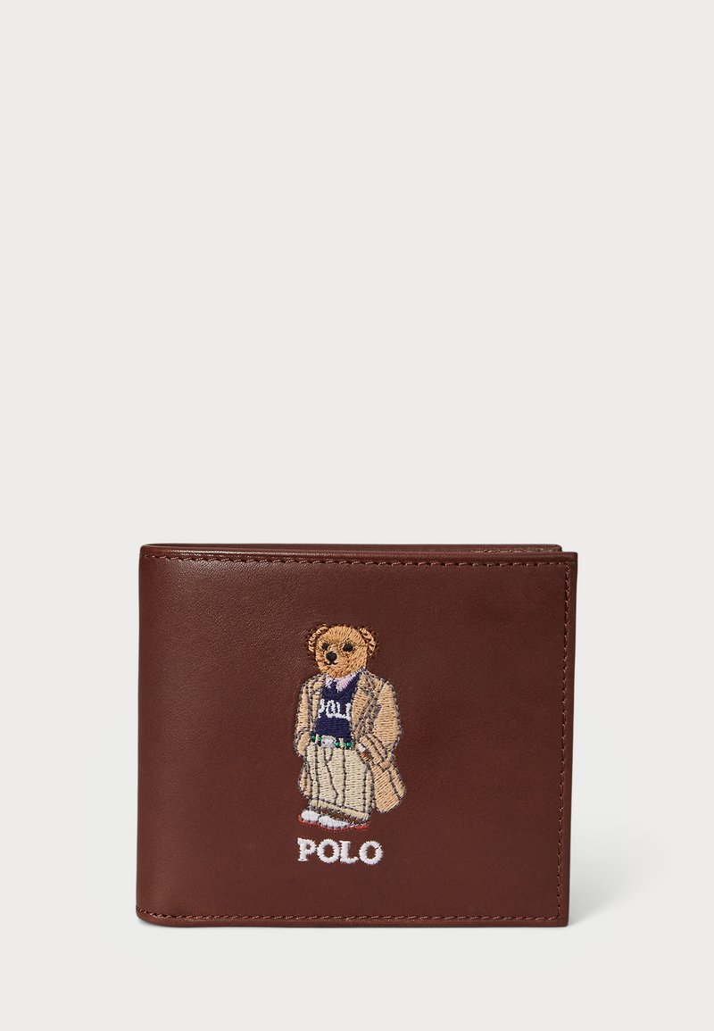 Rudas odinis piniginė su siuvinėtu lokiu kostiumu ir tekstu "POLO" po juo. Lygus paviršius, dvisluoksnė konstrukcija ir išsamūs siuvimo raštai.