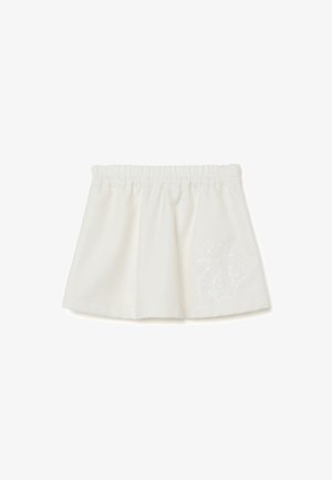 Witte katoenen rok met elastische taille, met gathered stof en een geborduurd bloemenontwerp aan de onderzijde rechts.