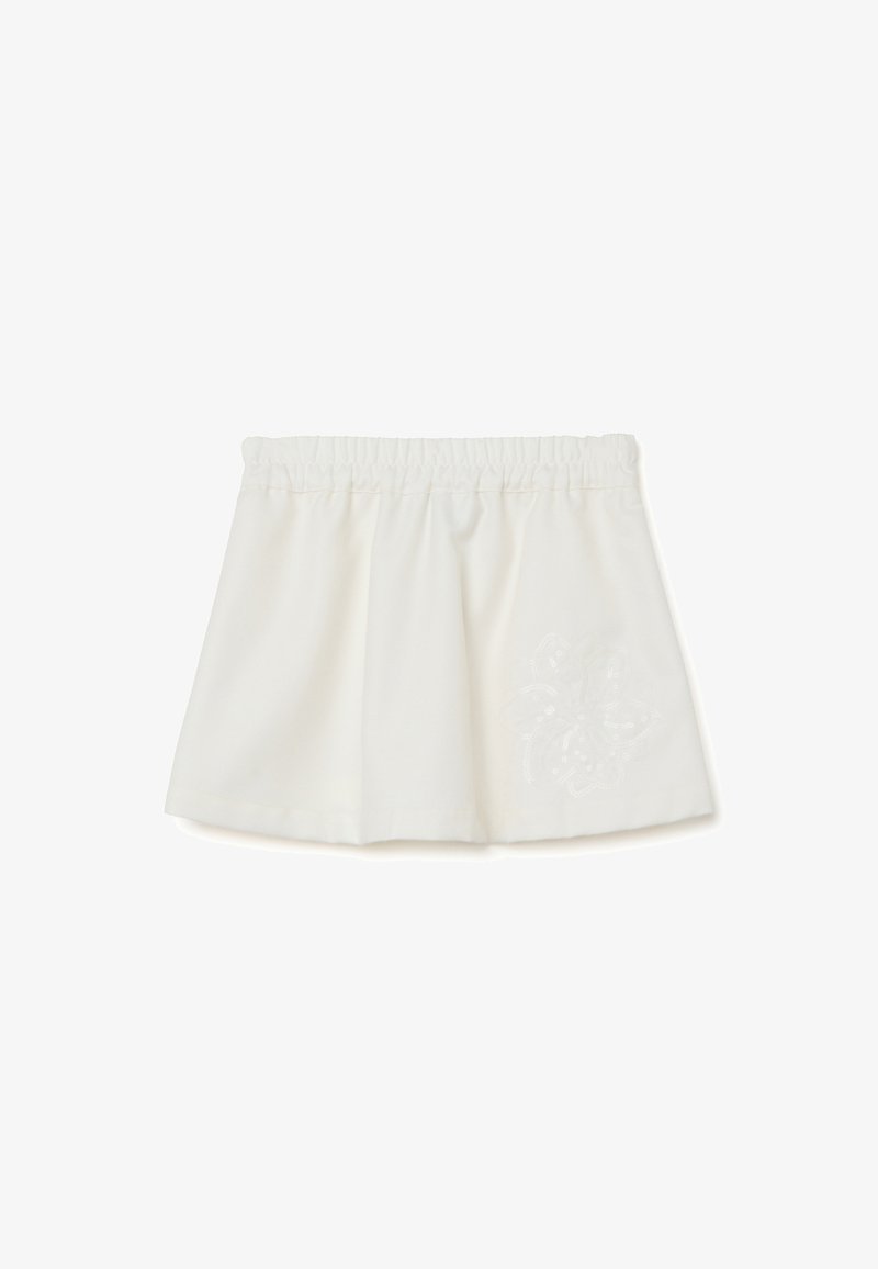 Falda de algodón blanca con cintura elástica, que presenta tejido fruncido y un diseño floral bordado en el lado inferior derecho.