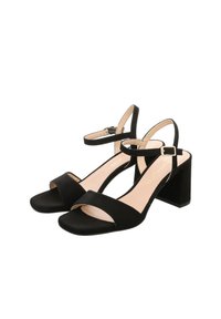 Czarne sandały na obcasie z szerokim paskiem na przodzie, regulowanym paskiem wokół kostki oraz słupkowym obcasem. Wykonane z gładkiego materiału z neutralnym wnętrzem.