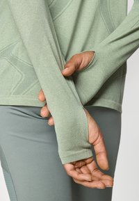 ASICS ROAD SEAMLESS TOP - Longsleeve - lichen rock/monument blue