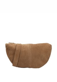 Vaaleanruskea mokkainen clutch-laukku, jossa on kaareva muoto, vinotommittelu ja yksittäinen säädettävä hihna. Varustettu vetoketjulla turvallista sulkemista varten.