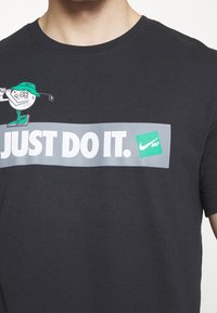 Nike Golf Triko s potiskem - black