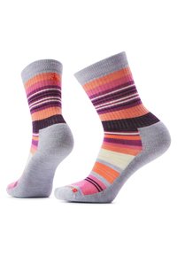 Calcetines rayados multicolor con tonos de púrpura, rosa y naranja. Fabricados con una tela suave y elástica, presentan un diseño de puño acanalado.
