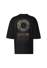 Černé tričko s krátkými rukávy s barevným grafickým designem na zádech, s geometrickými vzory a textem obklopujícím kruhový prvek.