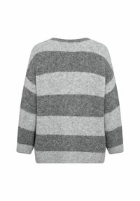 Pull en laine grise à rayures, en matière tricotée douce, avec des bandes alternées de gris clair et de gris foncé, un encolure large et des épaules tombantes.