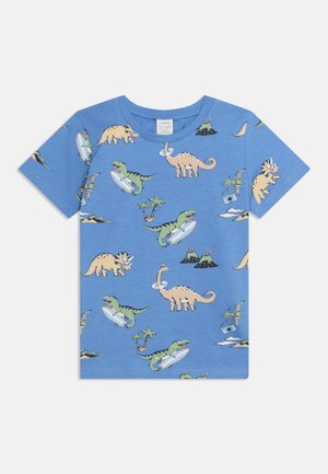 Blaues Kinder-T-Shirt mit bunten Cartoon-Dinosauriern, Surfbrettern, Palmen, Vulkanen und Wolken bedruckt.