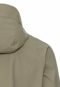 Vue arrière d'une veste beige avec une capuche et une zone d'épaule cousues avec un tissu lisse et mat.