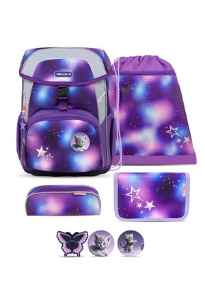 Lila und blaues schultaschen-set mit galaxie-motiv, sternen, katzenillustrationen, passendem kordelzugbeutel, federmäppchen, geldbörse und dekorativen pins.