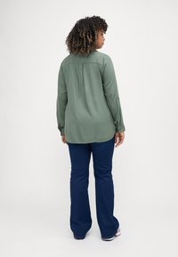 Vero Moda Curve VMBUMPY SHIRT NEW - Overhemdblouse - laurel wreath