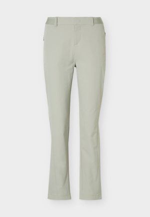 Helehallid sirgete säärega püksid esiküljel lukuga, vööaasad ja külgedel lukuga taskud, esitatud tavalise valge tausta peal.