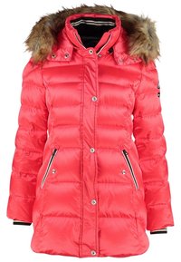 Doudoune rouge avec capuche en fourrure, poches latérales zippées et fermetures à pression. Tissu texturé avec des détails de couture horizontale.