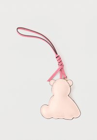 Fuxia, suport din piele, în formă de urs, cu o suprafață texturată, având o curea fuxia asortată și detalii cu marginea neagră.