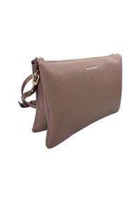 Clutch in pelle marrone con texture, dalla forma rettangolare e sottile, chiusura con zip e tracolla rimovibile, con un branding sottile sulla parte anteriore.