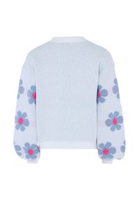 Pulover bleumarin deschis cu un tricot texturat, având flori mari pastelate în nuanțe de albastru și roz pe mâneci. Manșetele și gulerul sunt striate.