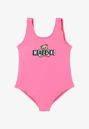 Różowy jednoczęściowy strój kąpielowy z grafiką misia i napisem "MOSCHINO" na biuście, bez rękawów, z wycięciem na szyi typu scoop.